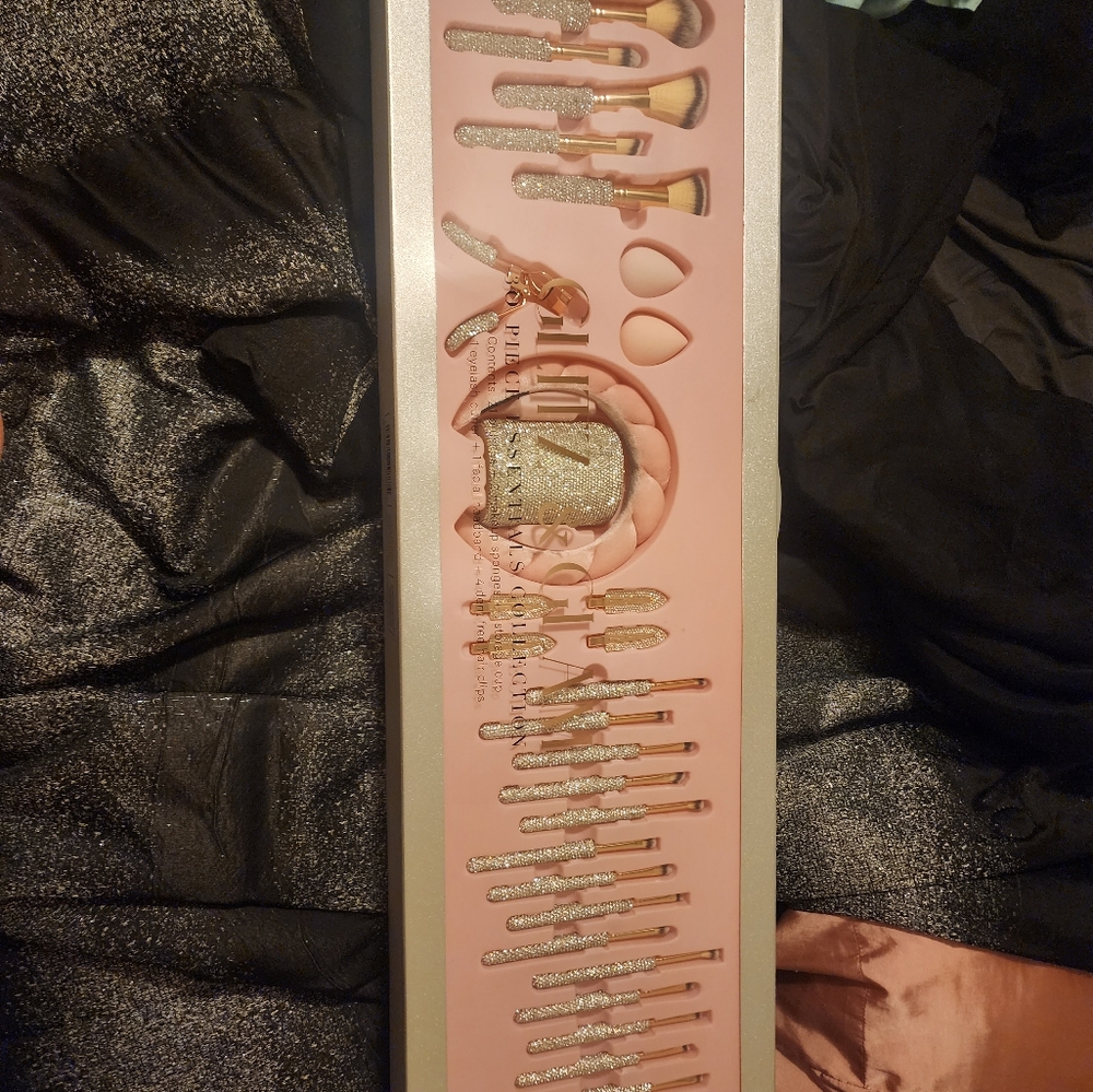GLITZ & GLAM Viral bling brushes